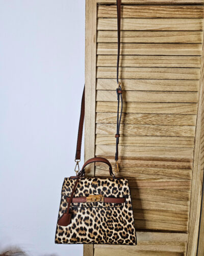 Τσάντα χιαστή animal print κρεμασμένη