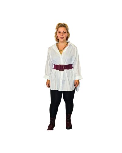 Κολαν με λευκή πουκαμίσα και μπορντό ζώνη