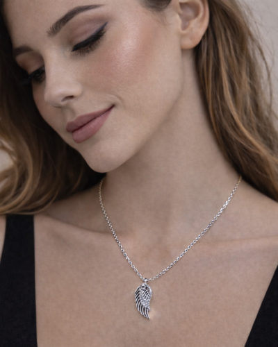 Ασημένιο κολιέ με φτερό φορεμένο