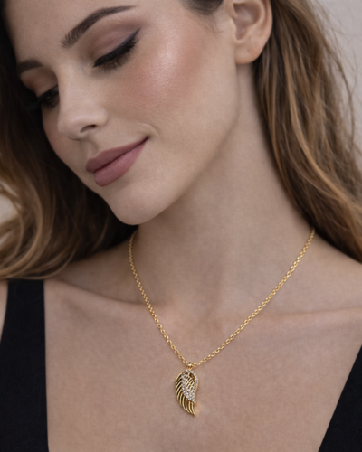 Χρυσό κολιέ με φτερό φορεμένο