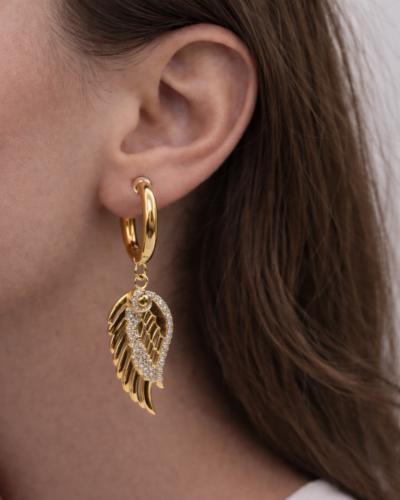 Σκουλαρίκια Χρυσά με φτερό κρεμαστά φορεμένα