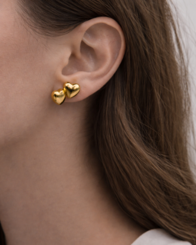 Σκουλαρίκια Χρυσά Καρδιές Minimal Φορεμένα