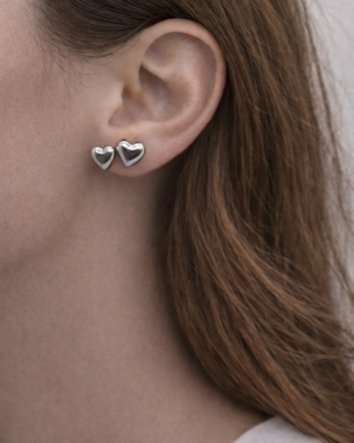 Σκουλαρίκια Ασημένια Καρδιές Minimal Φορεμένα