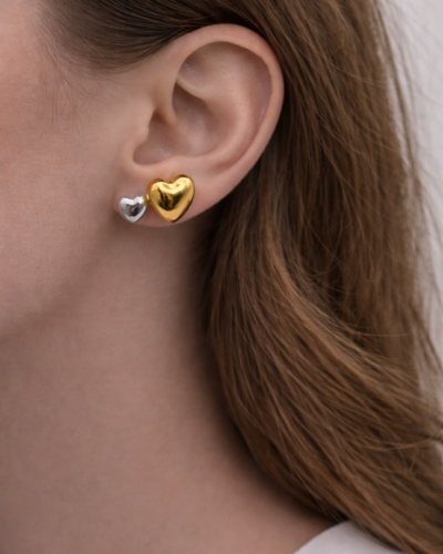 Σκουλαρίκια Δίχρωμα Καρδιές Minimal Φορεμένα