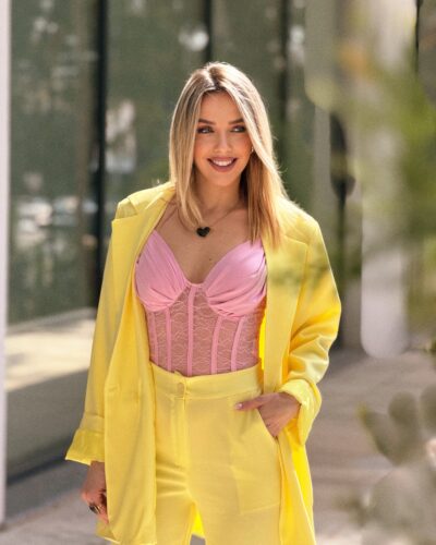 Κίτρινο κοστούμι με ροζ κορμάκι κοντά