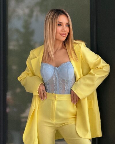 Κίτρινο κοστούμι με σιελ κορμάκι κοντά